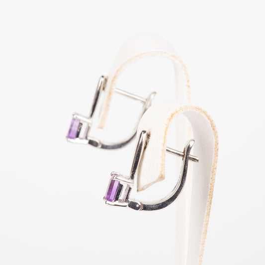 Stříbro 925/1000 - Náušnice s Brazilským Ametystem - Karátové číslo: 0.55. přibližná hmotnost: 2.22 gramů