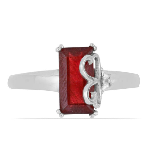 Stříbro 925/1000 - Prsten s Madagaskarským Rubínem - Karátové číslo: 4.07. přibližná hmotnost: 4.73 gramů