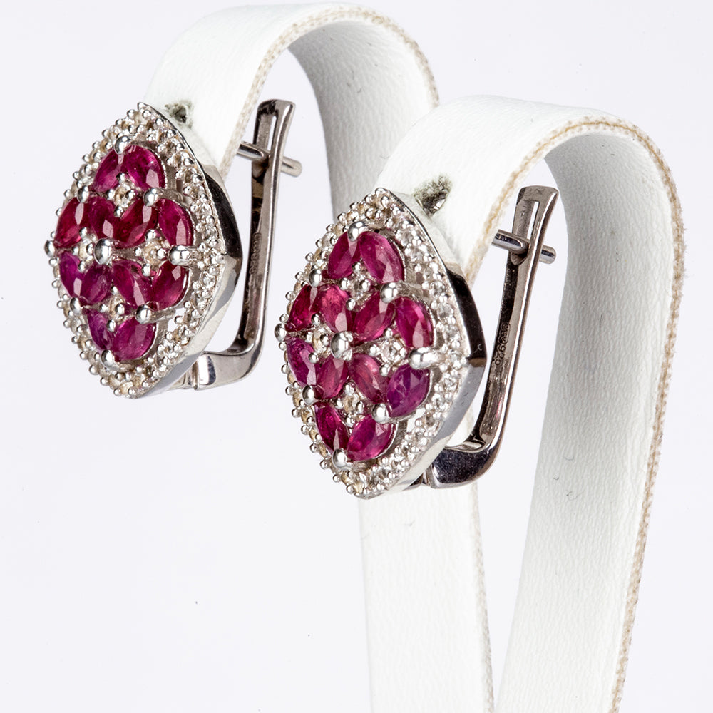 Stříbro 925/1000 - Náušnice s Madagaskarským Rubínem a Bílým Topazem - Karátové číslo: 3.74. přibližná hmotnost: 6.09 gramů