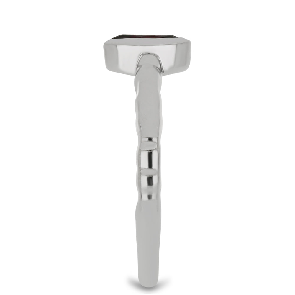 Stříbro 925/1000 - Prsten s Bartonským Granátem - Karátové číslo: 0.49. přibližná hmotnost: 2.66 gramů