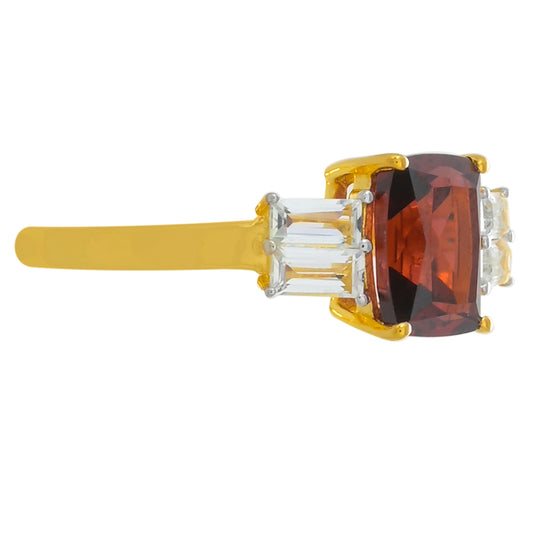 Pozlacené Stříbro 925/1000 - Prsten s Rhodolitovým Granátem a Bílým Topazem - Karátové číslo: 2.64. přibližná hmotnost: 2.72 gramů