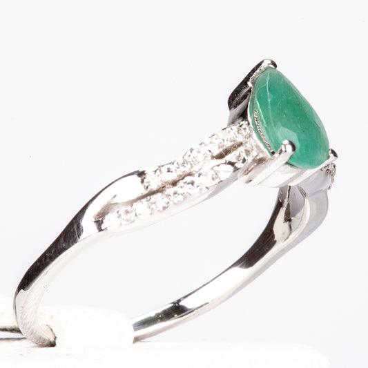 Stříbro 925/1000 - Prsten s Brazilským Smaragdem a Bílým Zirkonem - Karátové číslo: 1.06. přibližná hmotnost: 2.42 gramů