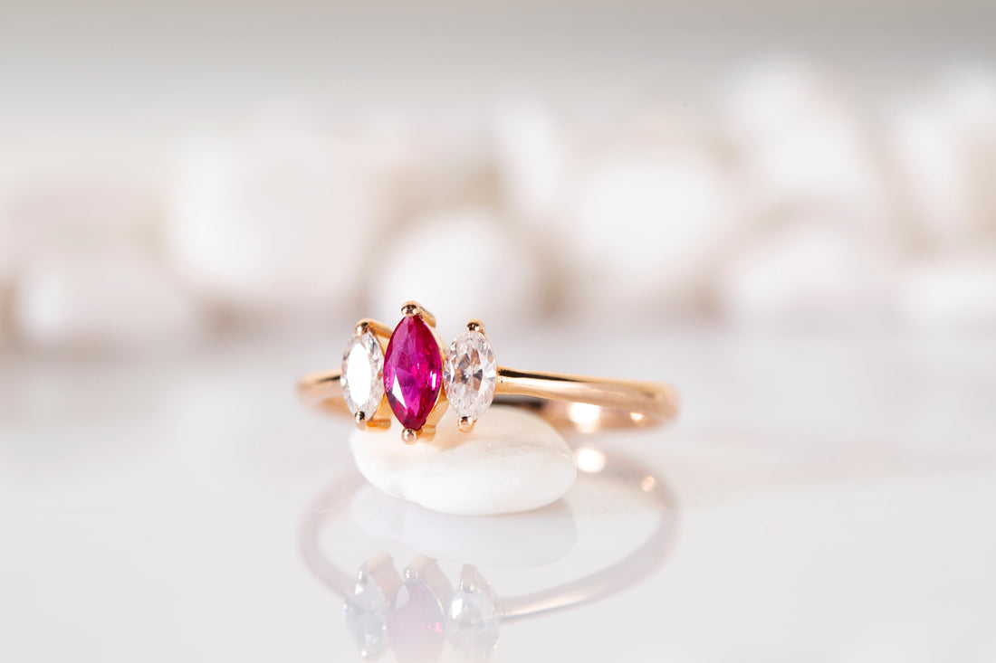 Zajistěte si letní večery: Stříbrné a zlaté náušnice s červenými diamanty pro zvláštní vzhled