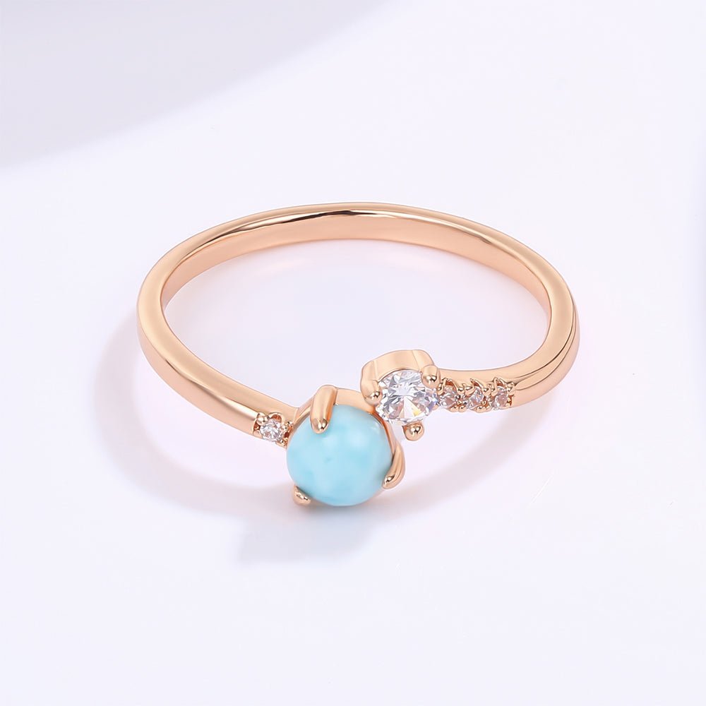 Pozlacená slitina - Prsten s Modrým Emporia® Křišťálem a Bílým Emporia® Křišťálem přibližná hmotnost: 10 gramů 1 