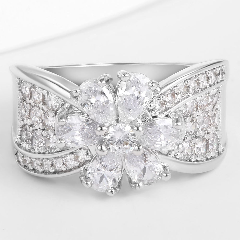 Pozlacená slitina - Prsten s Bílým Emporia® Křišťálem přibližná hmotnost: 10 gramů 1 