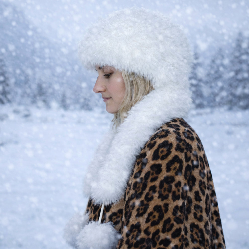 Bílá zimní čepice z umělé kožešiny se šálou – univerzální velikost