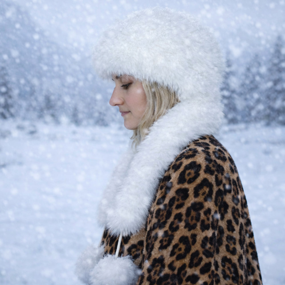 Bílá zimní čepice z umělé kožešiny se šálou – univerzální velikost 5 