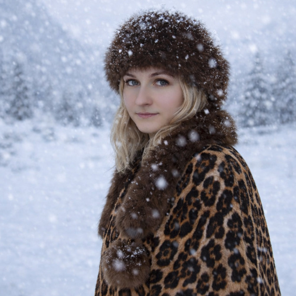 Hnědá zimní čepice s umělou kožešinou a šálou – univerzální velikost