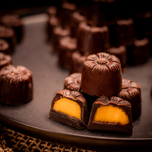 1 kg hořké čokoládové pralinky plněné vaječným likérem