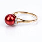 Pozlacené Stříbro 925/1000 - Prsten s Červená sladkovodní Perlou a Bílým Topazem - Karátové číslo: 7.48. přibližná hmotnost: 4.39 gramů
