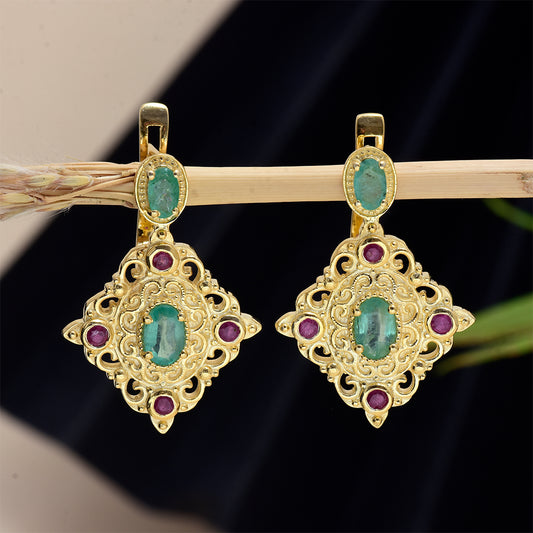 Pozlacené Stříbro 925/1000 - Náušnice s Madagaskarským Rubínem a Brazilským Smaragdem - Karátové číslo: 1.96. přibližná hmotnost: 7.27 gramů