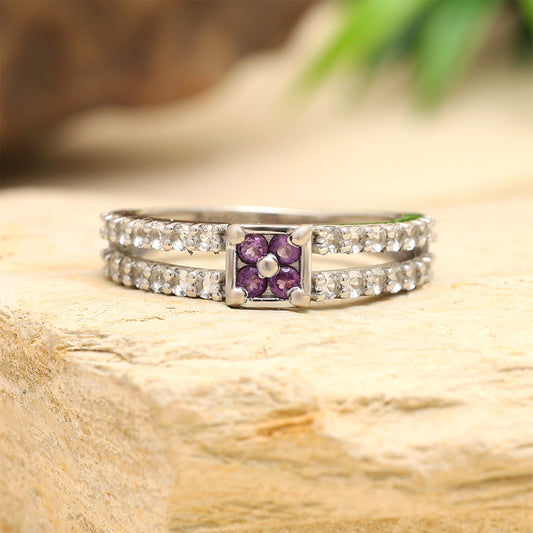 Stříbro 925/1000 - Prsten s Brazilským Ametystem a Bílým Topazem - Karátové číslo: 0.93. přibližná hmotnost: 2.79 gramů