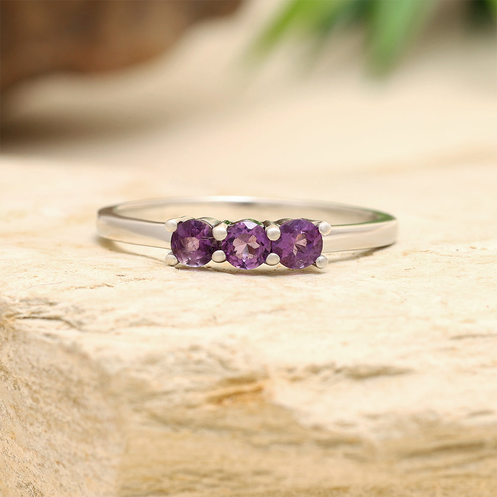 Stříbro 925/1000 - Prsten s Brazilským Ametystem - Karátové číslo: 0.35. přibližná hmotnost: 1.54 gramů
