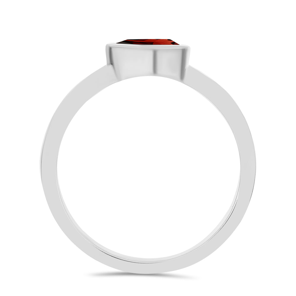 Stříbro 925/1000 - Prsten s Bartonským Granátem - Karátové číslo: 0.79. přibližná hmotnost: 2.05 gramů