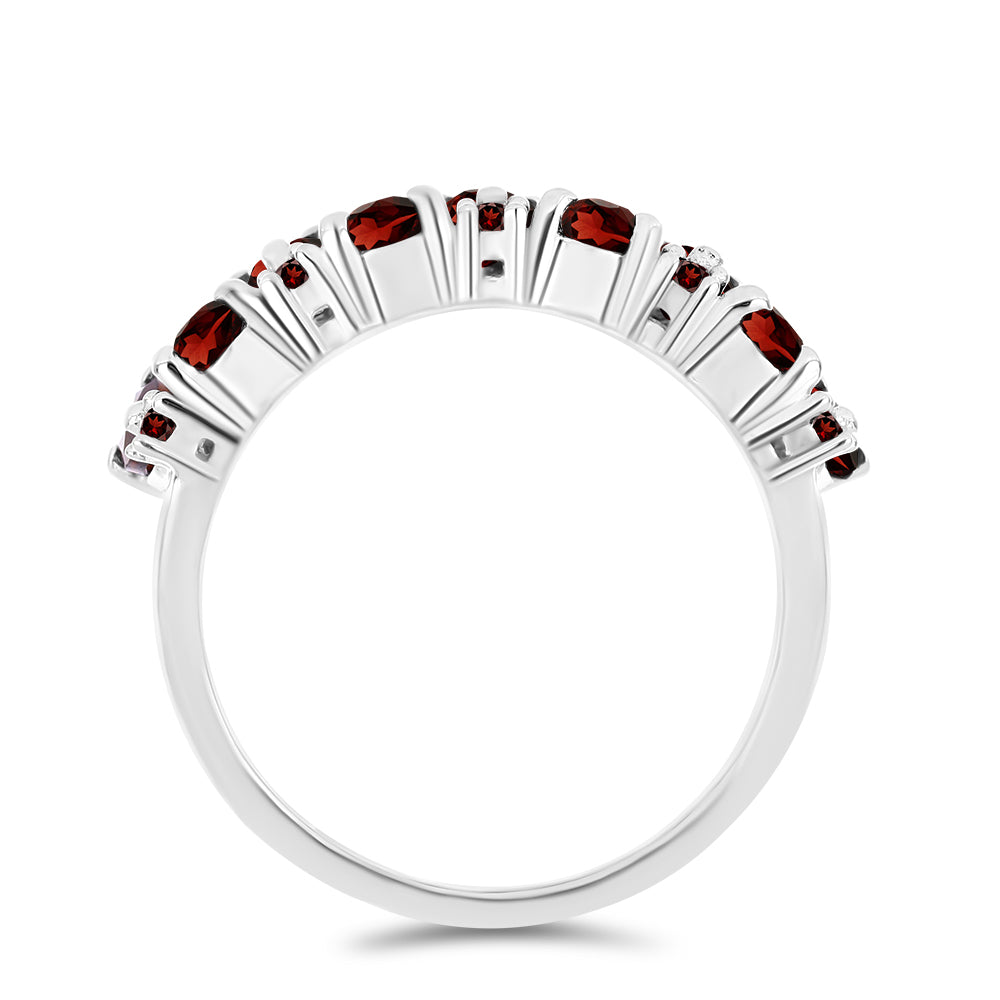 Stříbro 925/1000 - Prsten s Bartonským Granátem - Karátové číslo: 2.67. přibližná hmotnost: 3.69 gramů