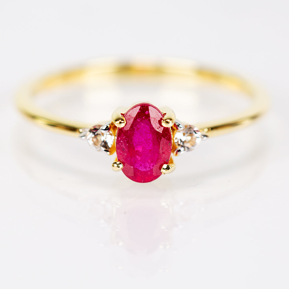 Pozlacené Stříbro 925/1000 - Prsten s Madagaskarským Rubínem a Bílým Topazem - Karátové číslo: 0.7. přibližná hmotnost: 1.49 gramů 1 