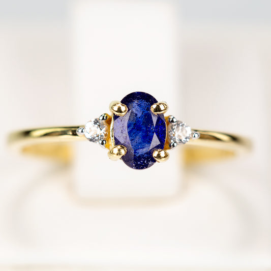 Pozlacené Stříbro 925/1000 - Prsten s Australským Modrým Safírem a Bílým Topazem - Karátové číslo: 0.77. přibližná hmotnost: 1.5 gramů