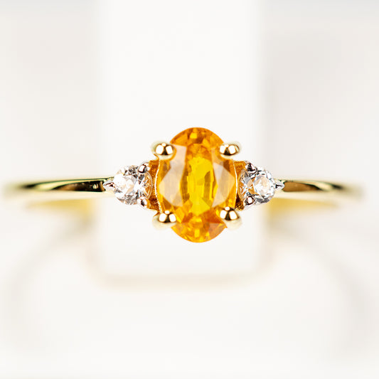 Pozlacené Stříbro 925/1000 - Prsten s Roseberským Žlutým Safírem a Bílým Topazem - Karátové číslo: 0.68. přibližná hmotnost: 1.49 gramů