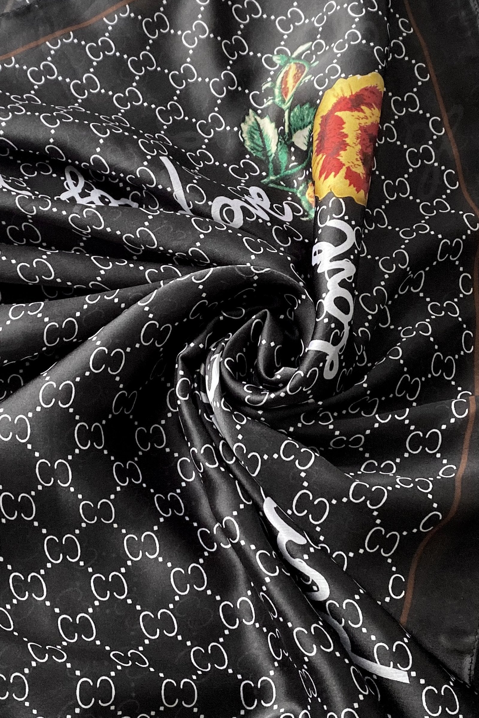 Hedvábná šála-šátek, 90 cm x 180 cm, s ozdobným textem, černá | -80% Akce na Šperky