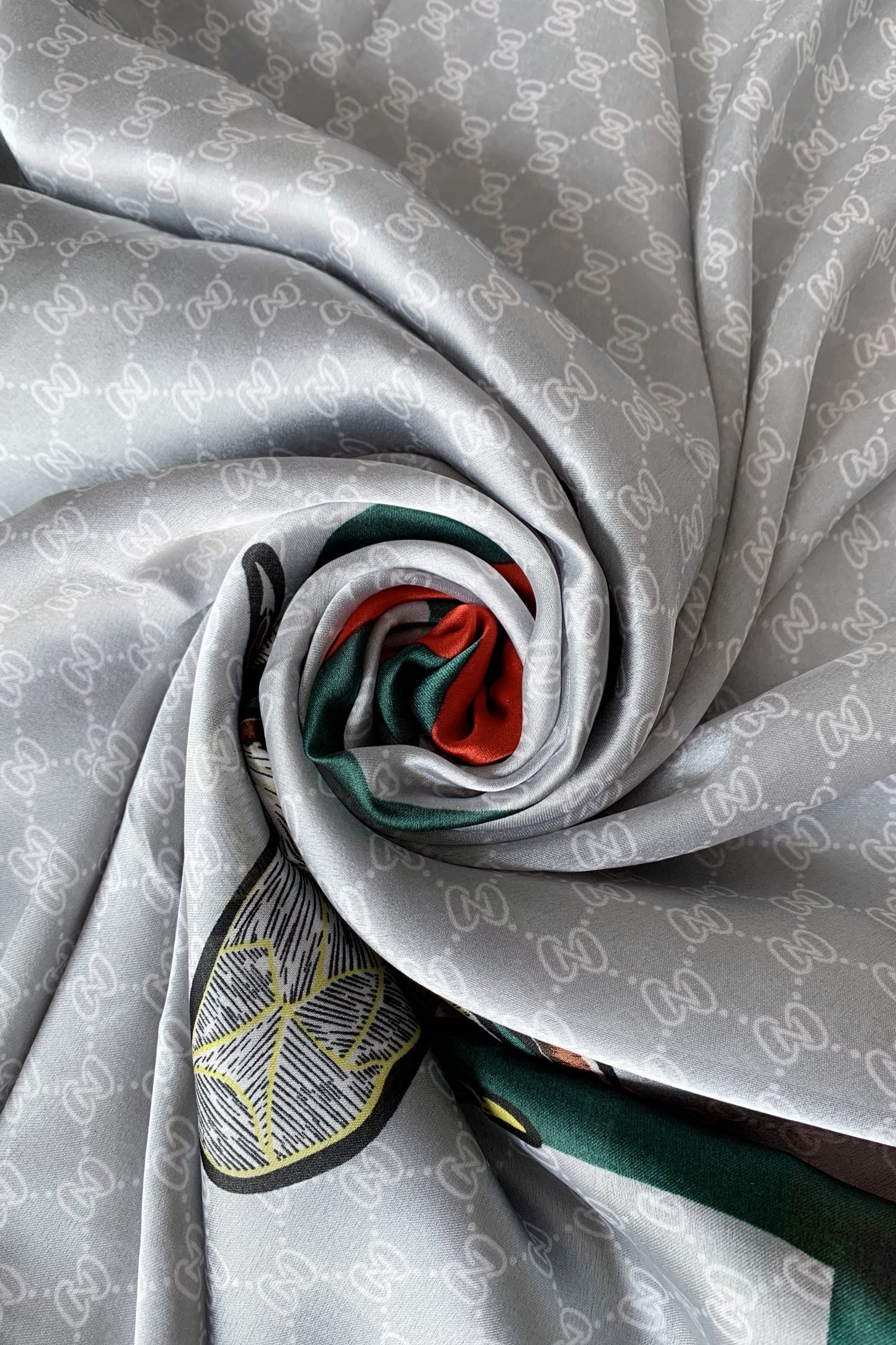 Hedvábná šála-šátek, 90 cm x 180 cm, Včelí vzor, Stříbrně šedá | -80% Akce na Šperky