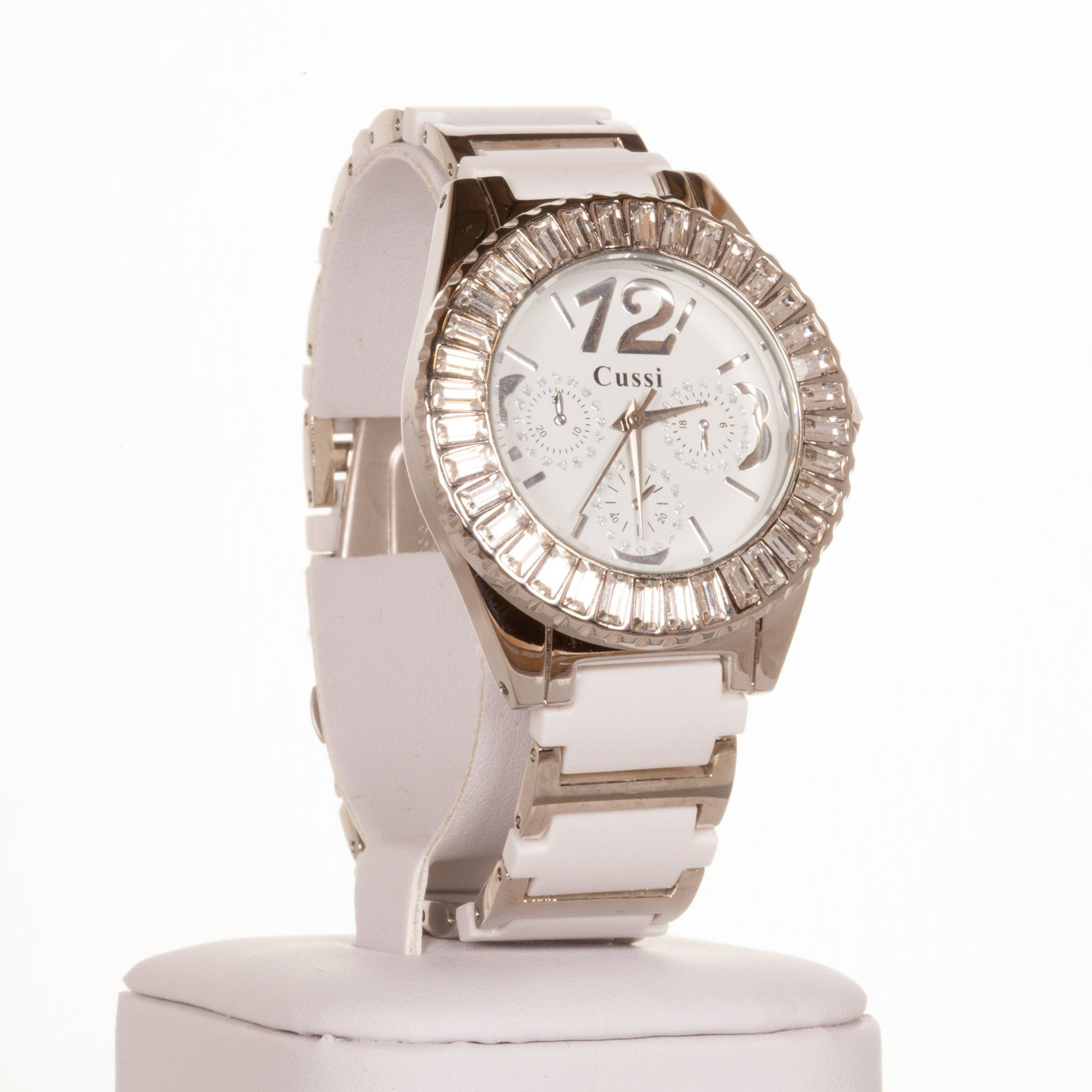 CUSSI dámské hodinky ve stříbrné barvě s bílým řemínkem a s krystaly křemenu kolem ciferníku | -80% Akce na Šperky